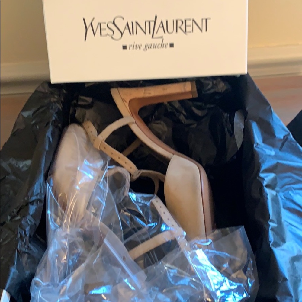 Yves Saint Laurent new in box beige sandal 39.5